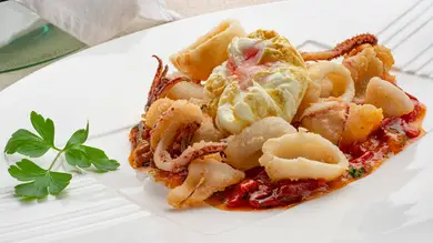 Receta de chipirones crujientes con piquillos y huevo poché, de Joseba Arguiñano Receta de chipirones crujientes con piquillos y huevo poché, de Joseba Arguiñano