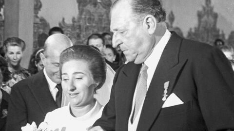Margarita de Borbón junto a su padre el día de su boda, el 12 de octubre de 1972