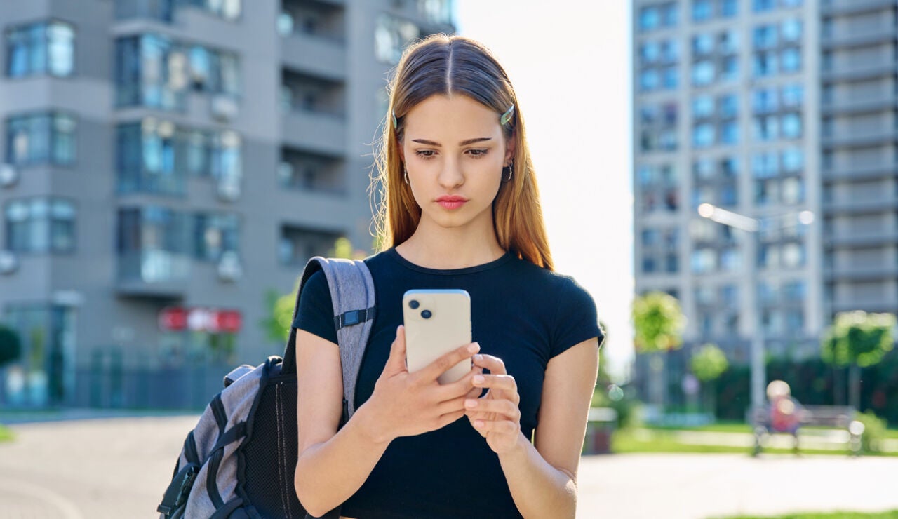 Joven adolescente usando el m&oacute;vil