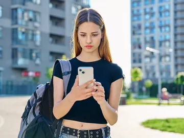 Joven adolescente usando el móvil Joven adolescente usando el móvil