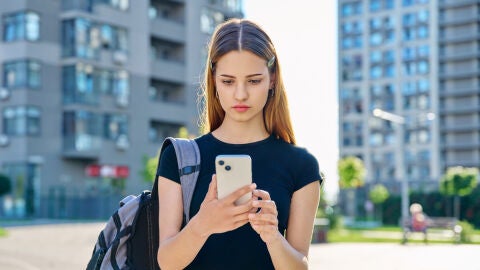 Joven adolescente usando el m&oacute;vil