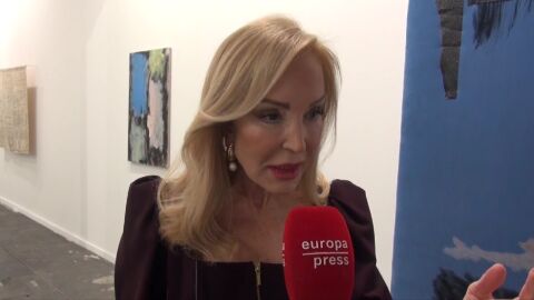 Carmen Lomana ante los micrófonos en la feria de arte contemporáneo