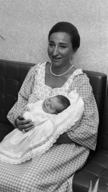 Margarita de Borbón con su hijo recién nacido Alfonso Zurita