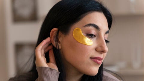 Mujer con parches de silicona reutilizables