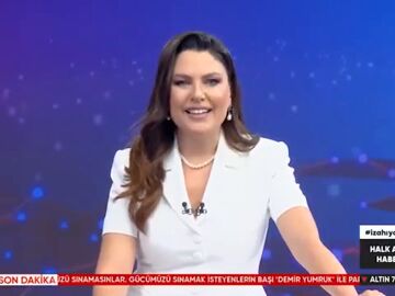 La presentadora del informativo nacional turco pronuncia un mensaje de agradecimiento en espa&ntilde;ol.