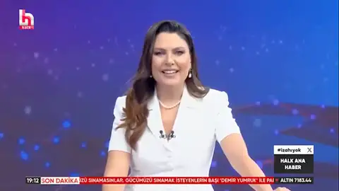 La presentadora del informativo nacional turco pronuncia un mensaje de agradecimiento en español. La presentadora del informativo nacional turco pronuncia un mensaje de agradecimiento en español.