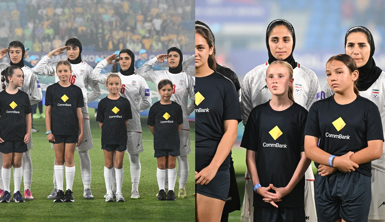 Las futbolistas de Irán antes de los partidos ante Australia (i) y Corea del Sur (d)