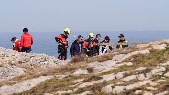 Servicios de emergencias trabajan en el lugar de los hechos, la playa de El Bocal, a 4 de marzo de 2026, en Santander, Cantabria (Espa&ntilde;a). El dispositivo desplegado tras colapsar ayer por la tarde la pasarela de la playa El Bocal, en Santander, que ha causado la muerte de al menos cinco personas, y que se ha mantenido hasta la medianoche, aunque agentes de la Polic&iacute;a Local han permanecido en el lugar toda la noche, se ha retomado a las 8.00 horas de este mi&eacute;rcoles. El dispositivo est&aacute; coordin...