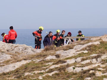 Servicios de emergencias trabajan en el lugar de los hechos, la playa de El Bocal