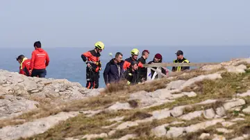 Servicios de emergencias trabajan en el lugar de los hechos, la playa de El Bocal Servicios de emergencias trabajan en el lugar de los hechos, la playa de El Bocal