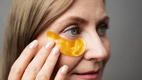 Mujer con parches de silicona reutilizables Mujer con parches de silicona reutilizables