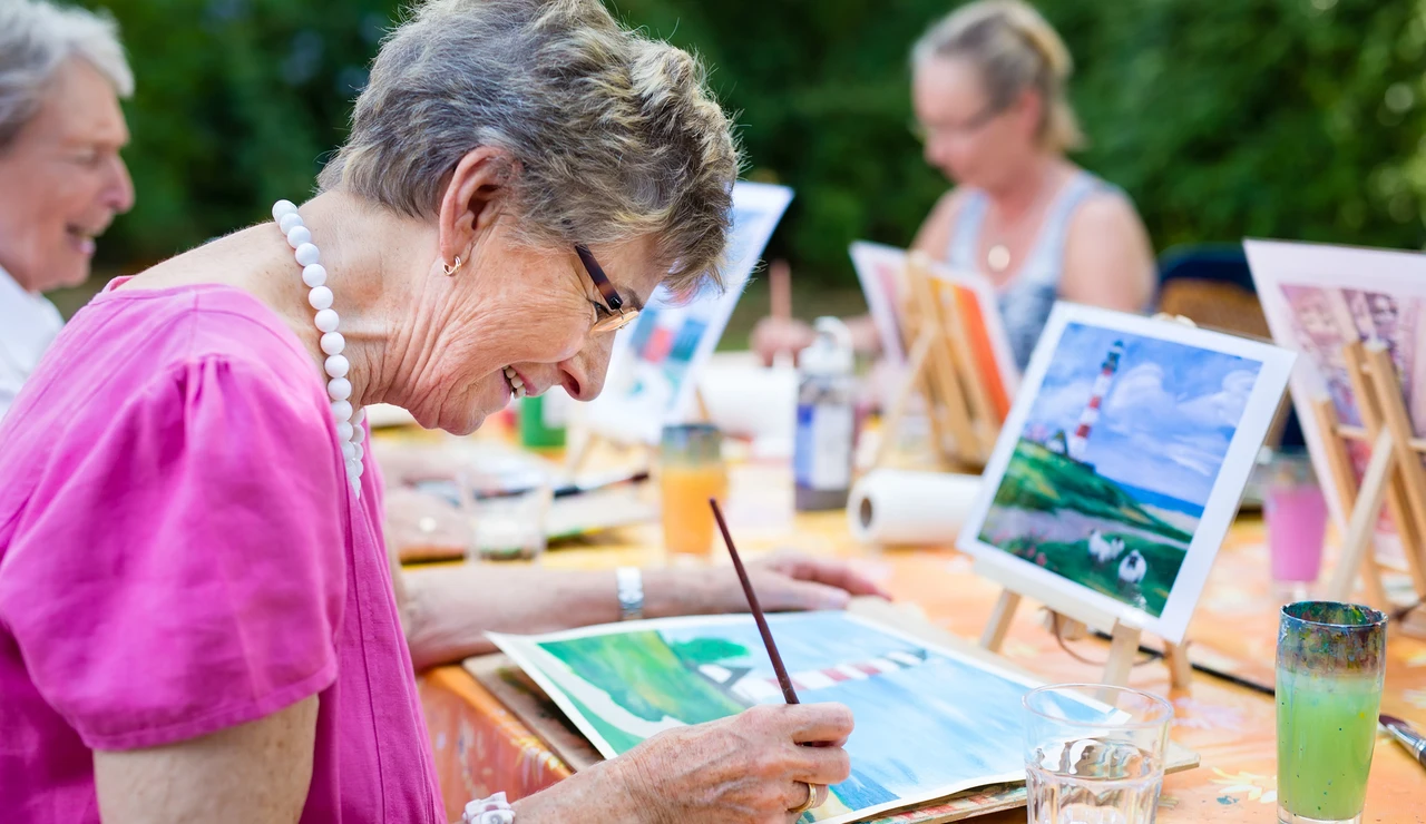 Personas mayores pintando