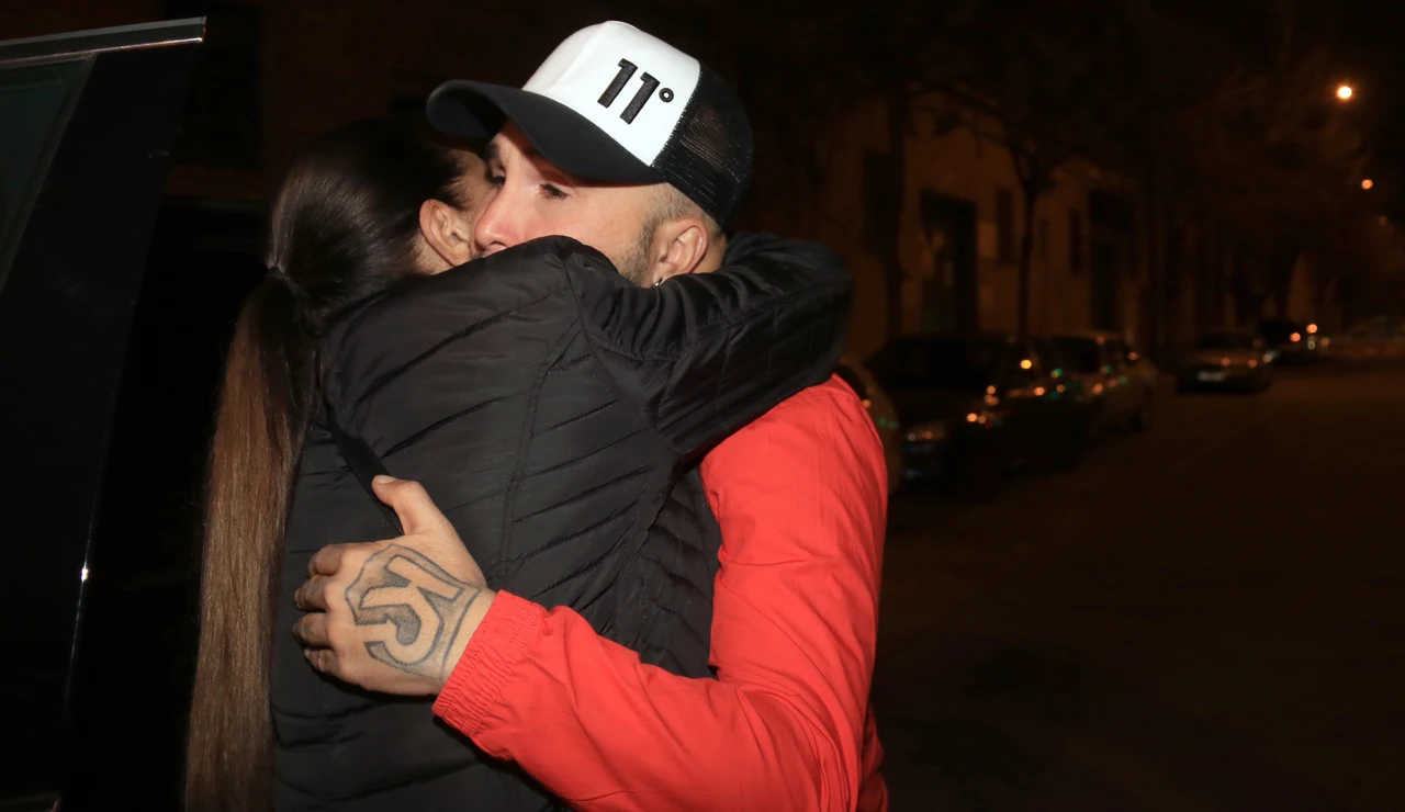 Kiko Rivera y su madre, Isabel Pantoja abrazándose