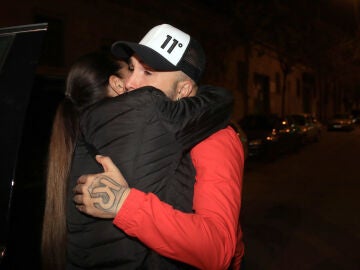 Kiko Rivera y su madre, Isabel Pantoja abraz&aacute;ndose