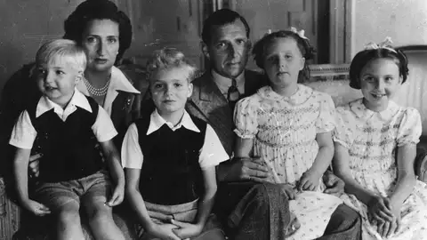 Margarita de Borbón junto a sus padres Juan de Borbón y María de las Mercedes de Borbón y Orleans, y sus hermanos Juan Carlos, Maria del Pilar y Alfonso, en Suiza el año 1945 Margarita de Borbón junto a sus padres Juan de Borbón y María de las Mercedes de Borbón y Orleans, y sus hermanos Juan Carlos, Maria del Pilar y Alfonso, en Suiza el año 1945