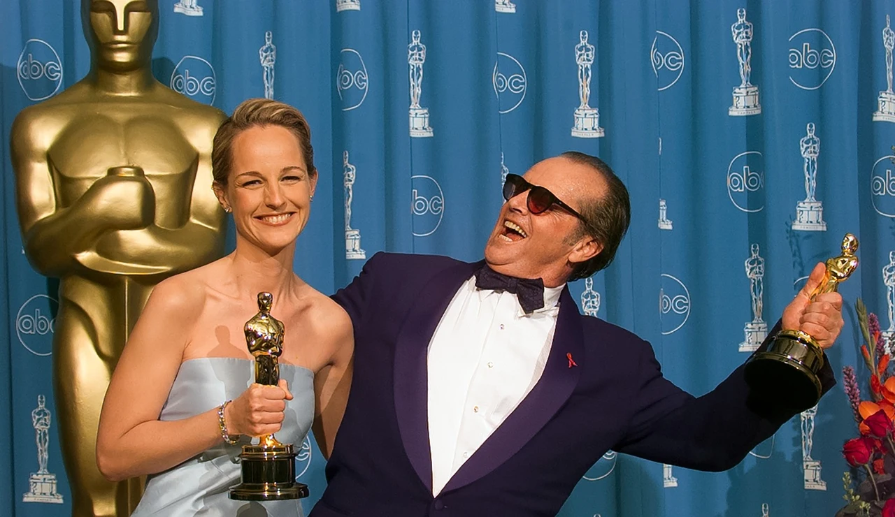 Helen Hunt con su Oscar junto a Jack Nicholson
