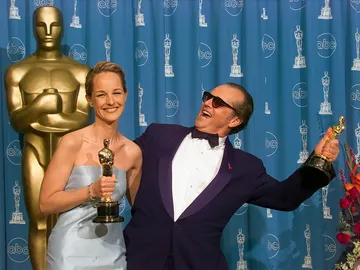 Helen Hunt con su Oscar junto a Jack Nicholson Helen Hunt con su Oscar junto a Jack Nicholson
