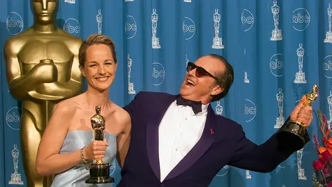 Helen Hunt con su Oscar junto a Jack Nicholson Helen Hunt con su Oscar junto a Jack Nicholson