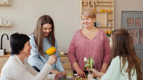 Grupo de amigas en un taller de flores