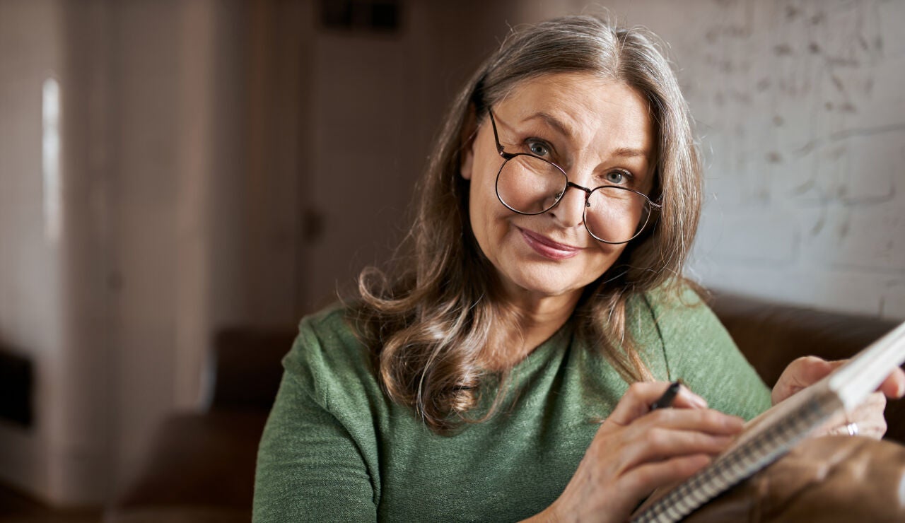 Mujer mayor con una libreta