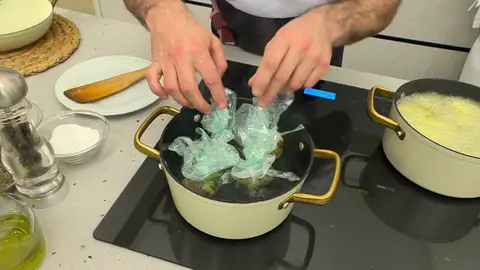 Cuando empiece a hervir, introduce los paquetitos Cuando empiece a hervir, introduce los paquetitos