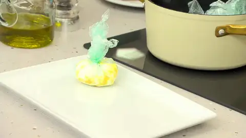 Huevo poché, un alimento de alta cocina: el truco casero de Arguiñano para hacerlo ¡sin nudo! Huevo poché, un alimento de alta cocina: el truco casero de Arguiñano para hacerlo ¡sin nudo!