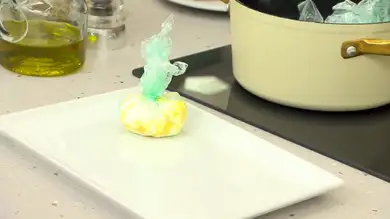 Huevo poché, un alimento de alta cocina: el truco casero de Arguiñano para hacerlo ¡sin nudo! Huevo poché, un alimento de alta cocina: el truco casero de Arguiñano para hacerlo ¡sin nudo!