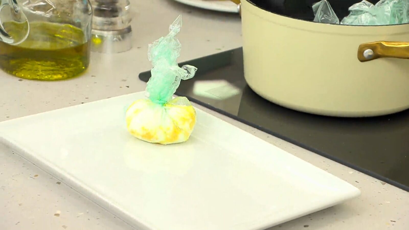 Huevo poché, un alimento de alta cocina: el truco casero de Arguiñano para hacerlo ¡sin nudo! 