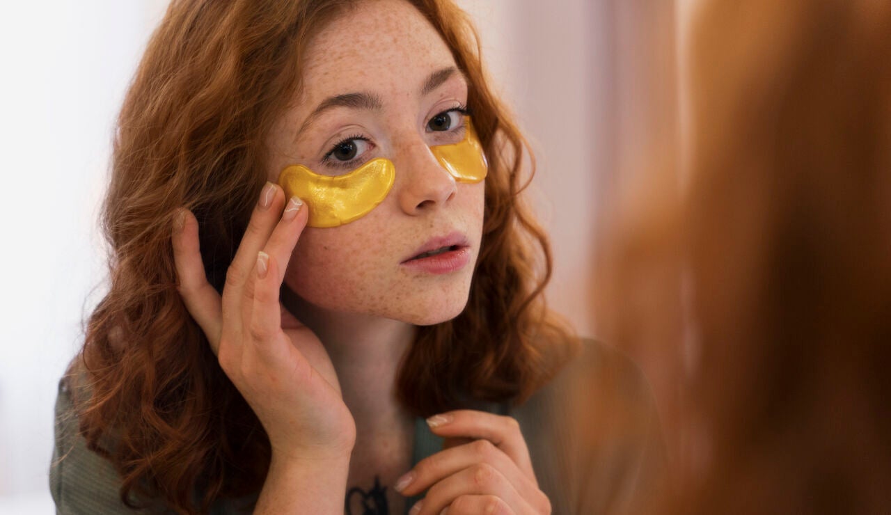 Mujer con parches de silicona reutilizables