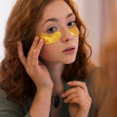 Mujer con parches de silicona reutilizables