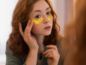 Mujer con parches de silicona reutilizables Mujer con parches de silicona reutilizables