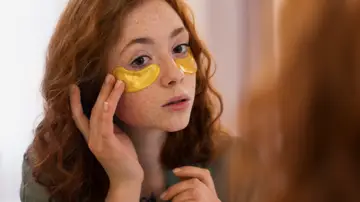 Mujer con parches de silicona reutilizables Mujer con parches de silicona reutilizables