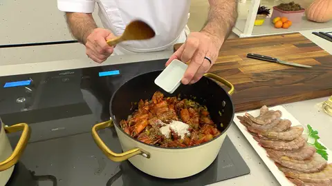 Introduce la harina y rehoga bien para que se cocine un poco Introduce la harina y rehoga bien para que se cocine un poco