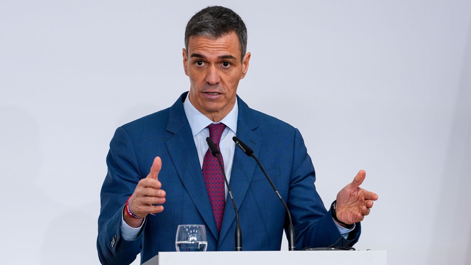 Pedro Sánchez suaviza el tono y expresa su 