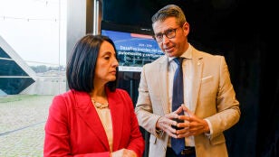 Imagen de archivo de Toni Gonz&aacute;lez y la entonces secretaria de Estado de Industria y actual secretaria de Organizaci&oacute;n del PSOE, Rebeca Torr&oacute;, durante un acto en &Aacute;vila. 