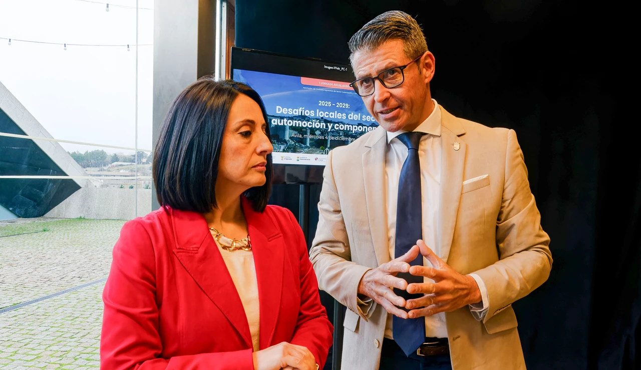 Imagen de archivo de Toni González y la entonces secretaria de Estado de Industria y actual secretaria de Organización del PSOE, Rebeca Torró, durante un acto en Ávila.