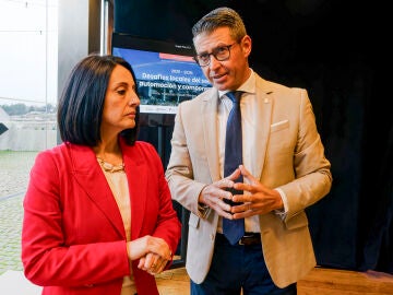 Imagen de archivo de Toni Gonz&aacute;lez y la entonces secretaria de Estado de Industria y actual secretaria de Organizaci&oacute;n del PSOE, Rebeca Torr&oacute;, durante un acto en &Aacute;vila. 