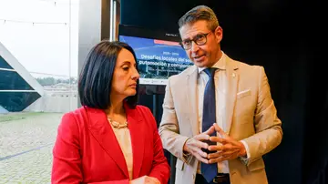 Imagen de archivo de Toni González y la entonces secretaria de Estado de Industria y actual secretaria de Organización del PSOE, Rebeca Torró, durante un acto en Ávila. Imagen de archivo de Toni González y la entonces secretaria de Estado de Industria y actual secretaria de Organización del PSOE, Rebeca Torró, durante un acto en Ávila.