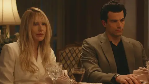 Dree Hemingway y Paul Anthony Kelly en Love Story: John F. Kennedy Jr. y Carolyn Bessette Dree Hemingway y Paul Anthony Kelly en Love Story: John F. Kennedy Jr. y Carolyn Bessette