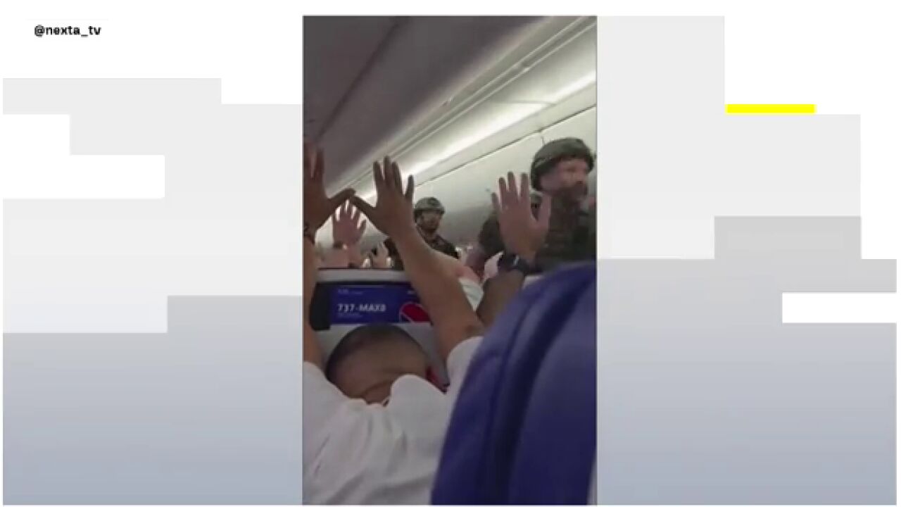 V&Iacute;DEO | Desv&iacute;an un vuelo en Atlanta por amenaza de bomba: "Cabeza abajo y manos arriba"