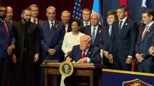 El presidente de Estados Unidos, Donald Trump (c), firma un documento junto a mandatarios latinoamericanos durante la cumbre bautizada como &lsquo;Escudo de las Am&eacute;ricas&rsquo;