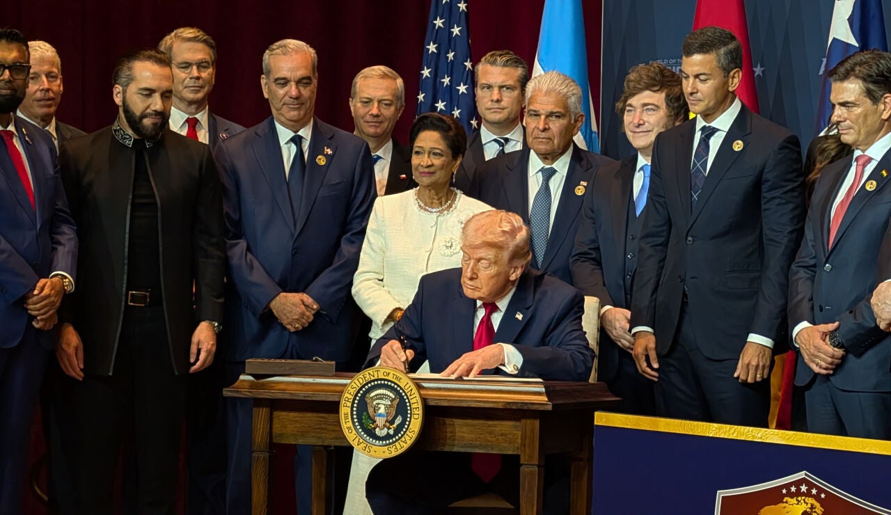 El presidente de Estados Unidos, Donald Trump (c), firma un documento junto a mandatarios latinoamericanos durante la cumbre bautizada como &lsquo;Escudo de las Am&eacute;ricas&rsquo;