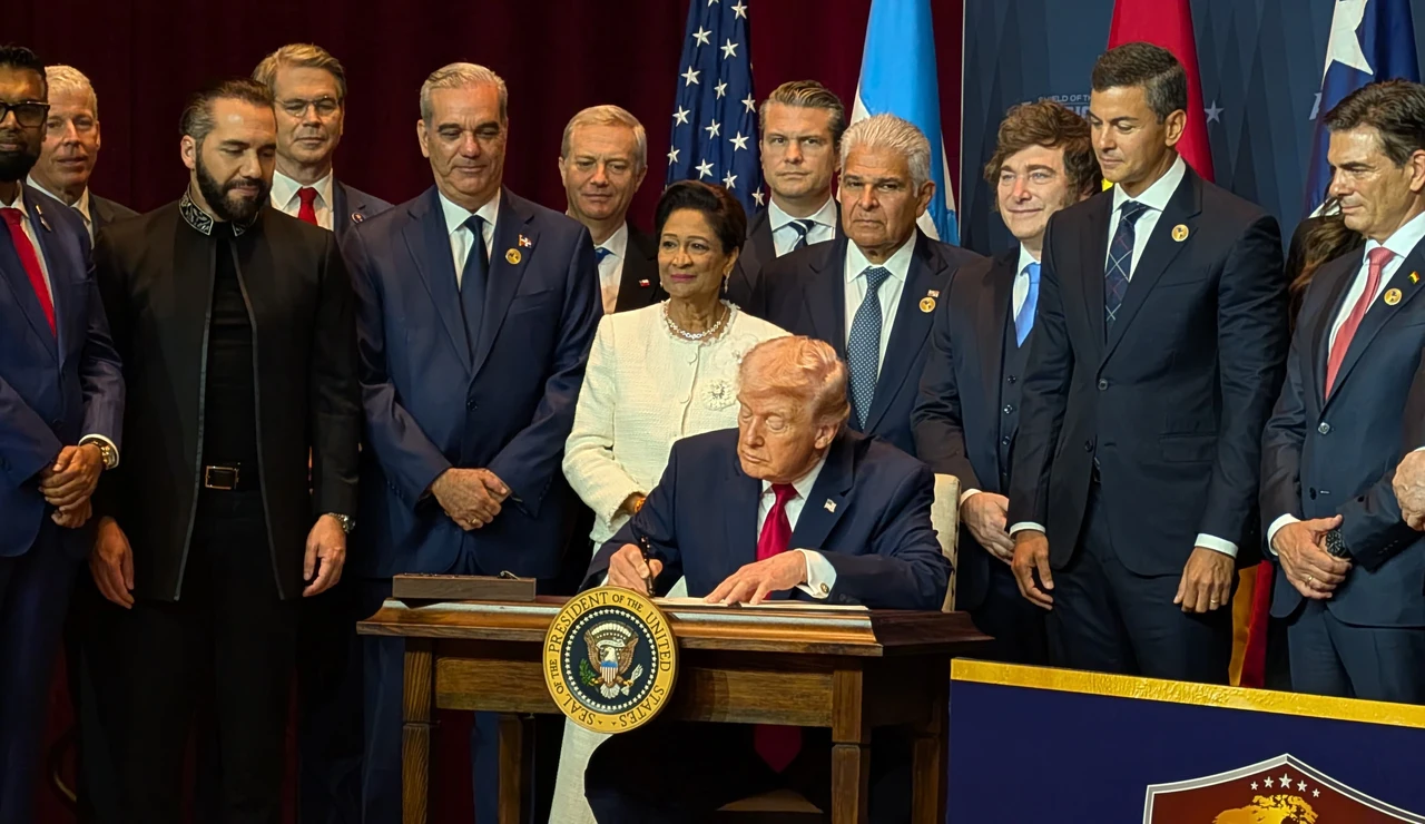 El presidente de Estados Unidos, Donald Trump (c), firma un documento junto a mandatarios latinoamericanos durante la cumbre bautizada como ‘Escudo de las Américas’