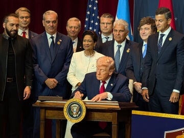 El presidente de Estados Unidos, Donald Trump (c), firma un documento junto a mandatarios latinoamericanos durante la cumbre bautizada como &lsquo;Escudo de las Am&eacute;ricas&rsquo;