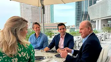 Juan Carlos I almorzando con amigos ingleses en uno de los restaurantes del Four Season. Juan Carlos I almorzando con amigos ingleses en uno de los restaurantes del Four Season.