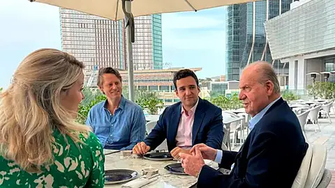 Juan Carlos I almorzando con amigos ingleses en uno de los restaurantes del Four Season. Juan Carlos I almorzando con amigos ingleses en uno de los restaurantes del Four Season.