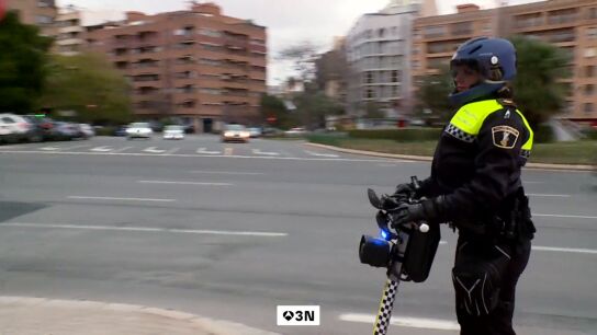 La Polic&iacute;a Local de Valencia estrena veh&iacute;culo, el patinete el&eacute;ctrico