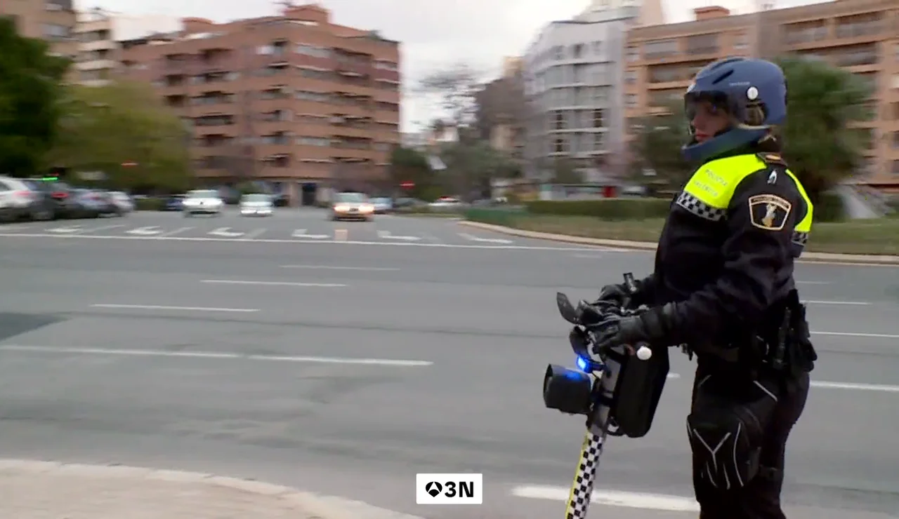 La Policía Local de Valencia estrena vehículo, el patinete eléctrico