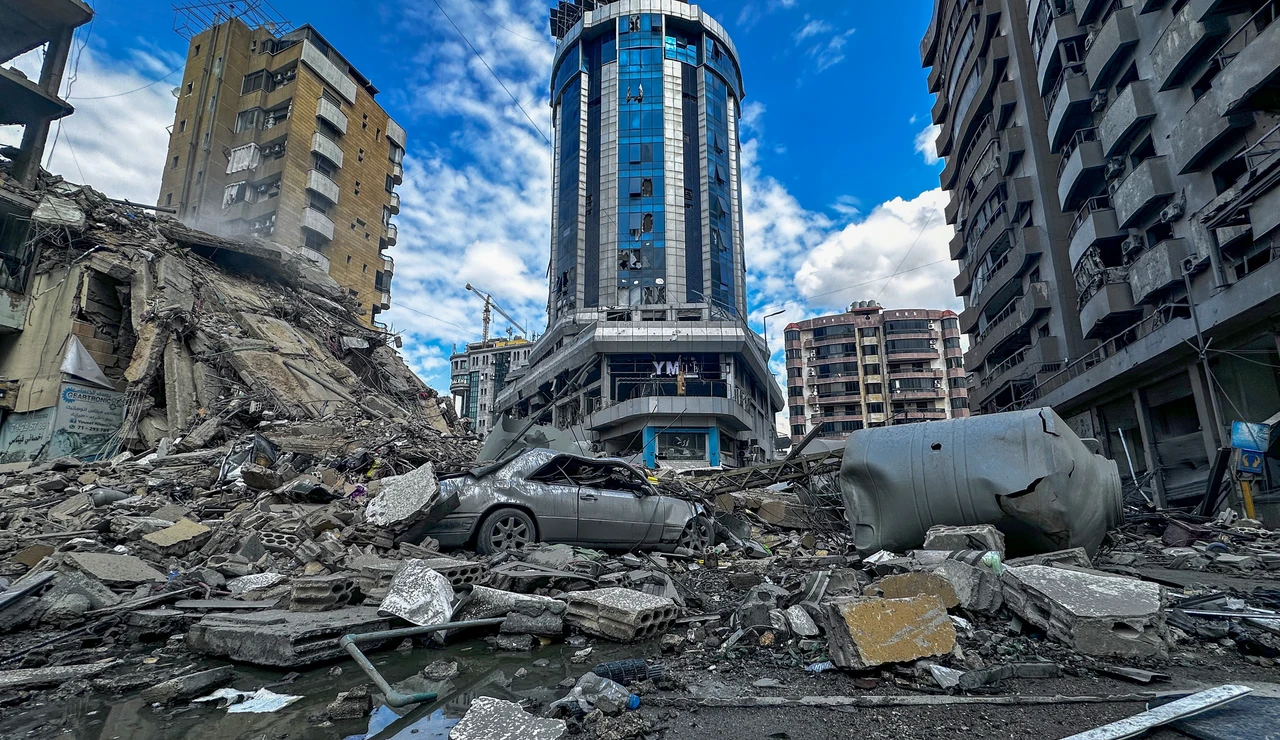 Un edificio destruido tras un ataque aéreo israelí en el barrio de Chiyah de Beirut