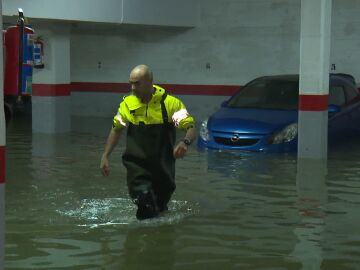 El temporal de lluvias provoca la crecida del r&iacute;o Butr&oacute;n en Mungu&iacute;a, Vizcaya